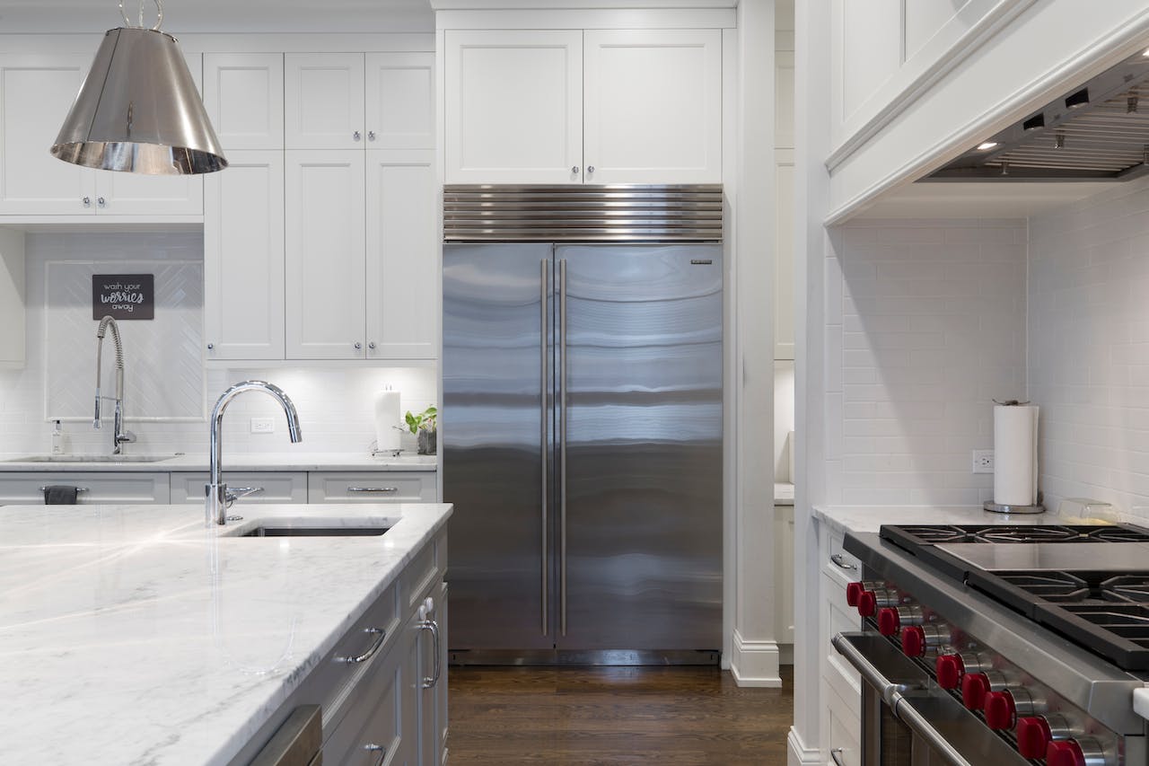 Moderne helle Küche mit Kühlschrank aus Edelstahl