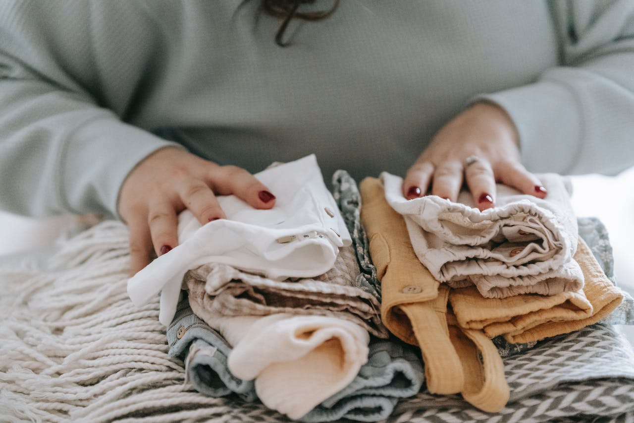 Frau legt saubere Wäsche zusammen